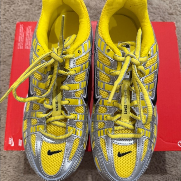Nike Kids Silver and Yellow Sneakers size4Y or 5.5 women - Picture 2 of 3